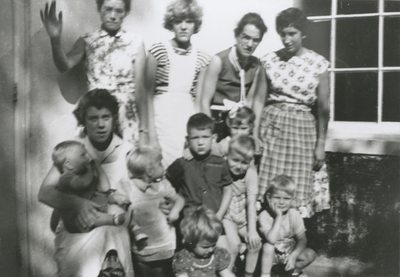 876983 Afbeelding van enkele moeders en een groepje kinderen op de binnenplaats van het opvanghuis 'Meisjesstad' ...